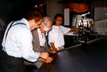 Henry Fuchs, his father Morton,  
and student Atsuko Negishi with the nanoWorkbench at SIGGRAPH '97 
(Photo by Sherry Palmer)